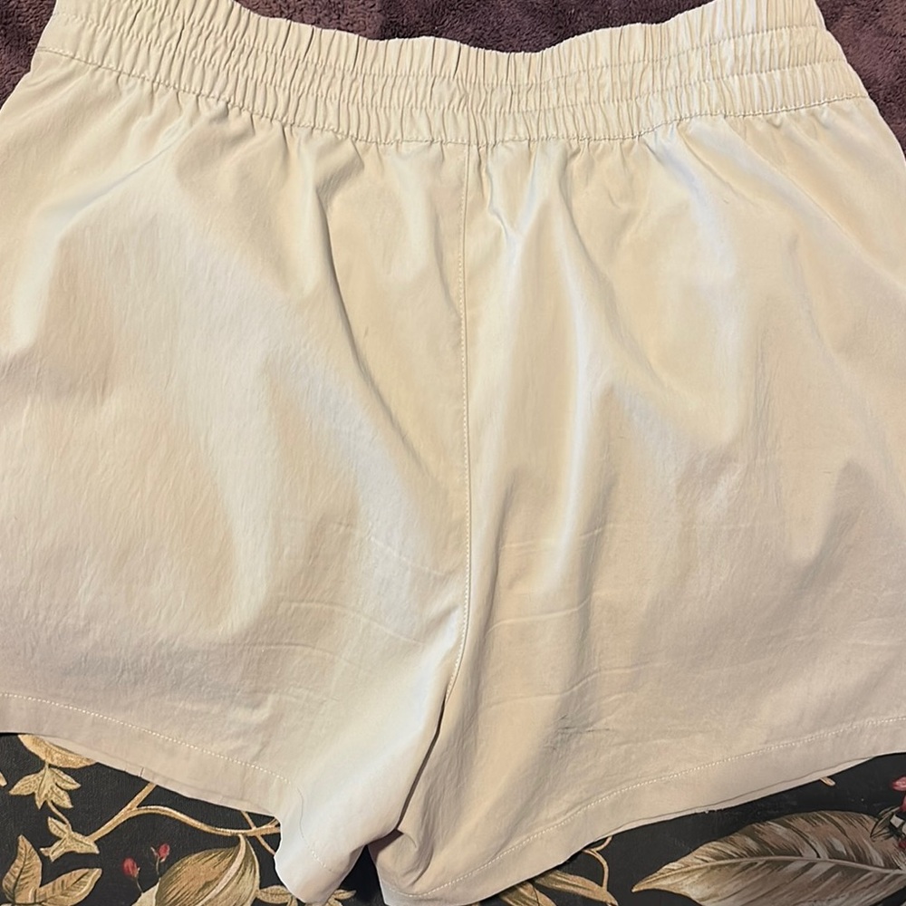 Athleta Tan Cascade Cargo Shorts with Elastic Waistband - Picture 3 of 6